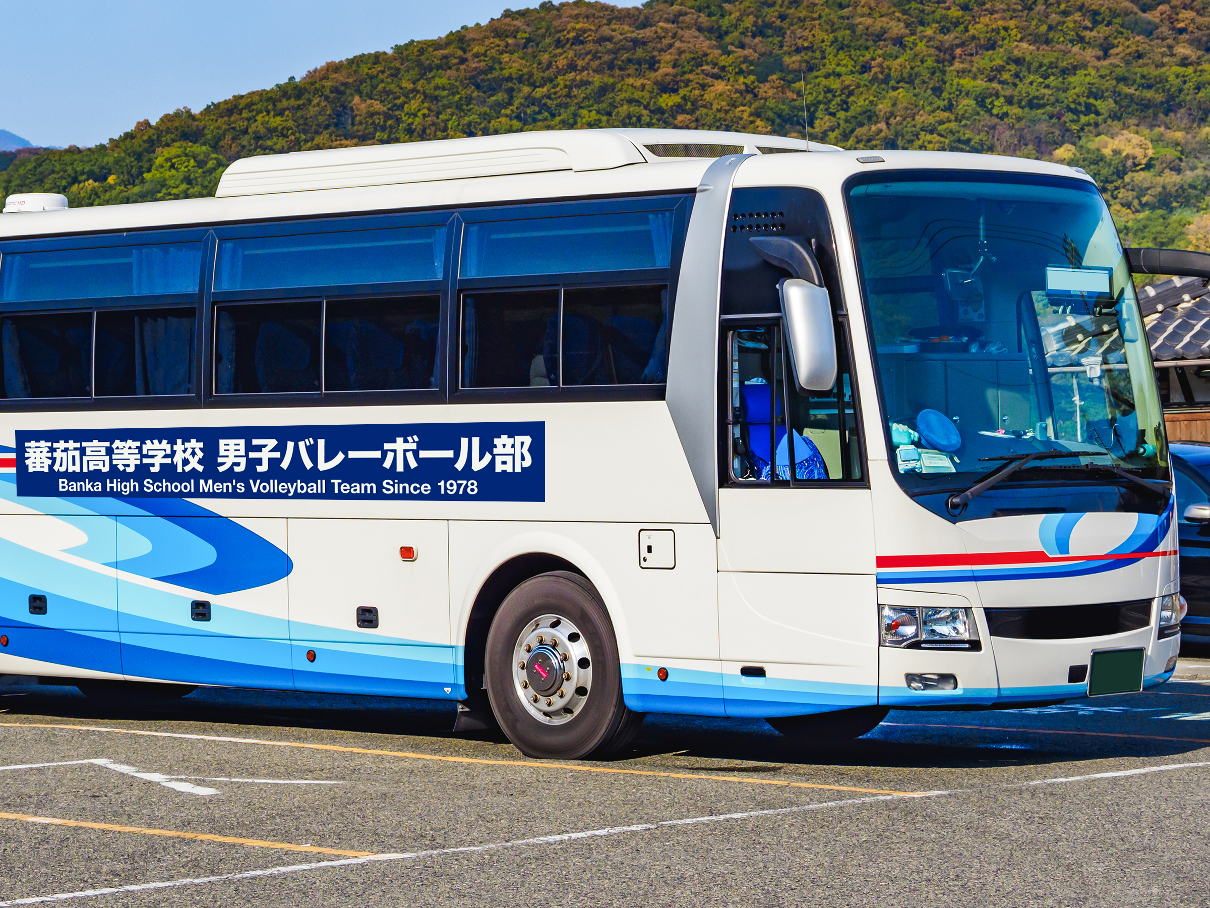 大型バスへのマグネットシート貼り付け例